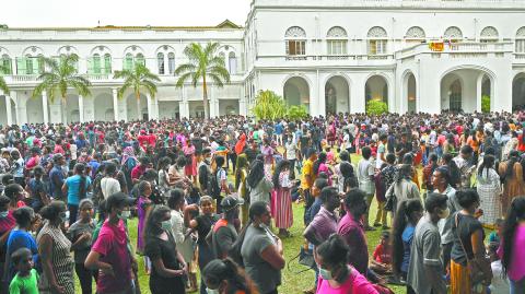 El palacio presidencial continuaba ayer tomado por gente que pide la renuncia del mandatario. Foto: AFP