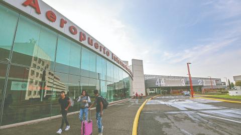 El resto de la participación del aeropuerto de Toluca está en manos de Aeropuertos y Servicios Auxiliares (ASA) y del Gobierno del Estado de México.