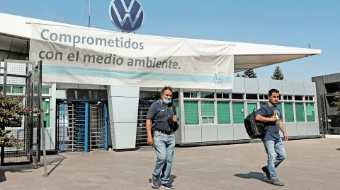 Employees leave the Volkswagen (VW) plant as the company will temporarily close its factories in Mexico amid growing worries over the spread of the coronavirus disease (COVID-19), in Puebla, Mexico March 29, 2020. REUTERS/Imelda Medina