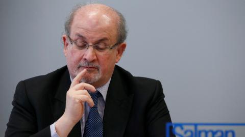 En 1988, Rushdie publicó Los versos satánicos, un libro que provocó indignación en el mundo musulmán, por el cual el líder revolucionario iraní, el ayatolá Ruhollah Jomeini, emitió una fetua (decreto religioso) pidiendo la muerte del escritor. Foto: Reuters