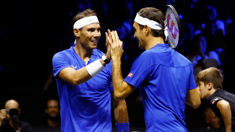 Rafael Nadal dejó el torneo tras formar pareja con su amigo y rival Roger Federer en un partido de dobles que cerró la brillante carrera tenística del suizo. Foto: ReutersFoto: Reuters