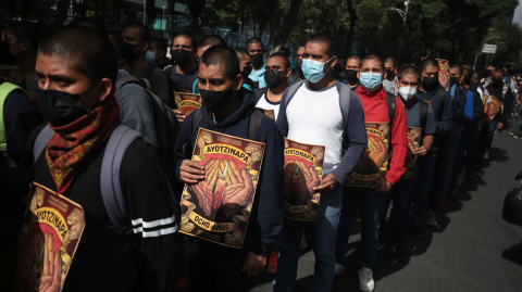 La multitud avanzó por las calles de la Ciudad de México coreando lemas como "¡Vivos se los llevaron, vivos los queremos!", y portando carteles que responsabilizan al Estado y al Ejército por la desaparición de los 43 normalistas. Foto EE: Eric Lugo