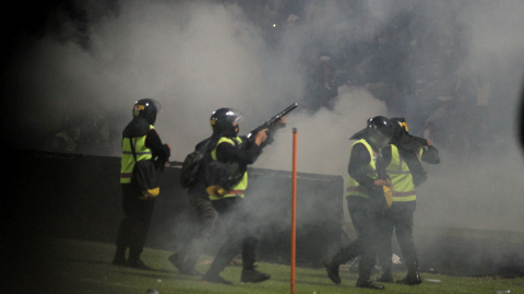 Los policías lanzaron gases lacrimógenos en un intento de dispersar a los agitados seguidores del equipo local perdedor que invadieron el campo de juego después del pitido final en Malang, Java Oriental. Foto: Reuters