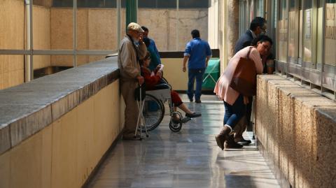 CIUDAD DE MÉXICO, 04FEBRERO2016.- Pacientes esperan ser atendidos en las salas y pasillos del Centro Médico Nacional Siglo XXl del IMSSFOTO: SAÚL LÓPEZ /CUARTOSCURO.COM