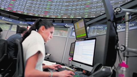 FILE PHOTO: A worker is seen inside the Mexican stock market building in Mexico City, Mexico, February 19, 2016. REUTERS/Carlos Jasso/File Photo-NARCH/NARCH30