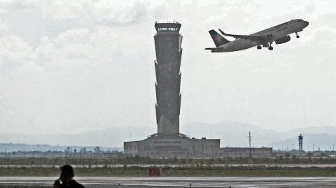 CIUDAD DE M…XICO, 02AGOSTO2022.- Aviones de las aerolÌneas Volaris y Viva Aerob˙s arribaron al Aeropuerto Internacional Felipe ¡ngeles.FOTO: GRACIELA L”PEZ /CUARTOSCURO.COM