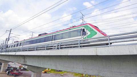 TOLUCA, ESTADO DE MEXICO, 01OCTUBRE2018.- Este dia se llevaron a cabo pruebas del Tren Interurbano Mexico-Toluca, saliendo del patio de servicio y pasando por dos  estaciones, hasta llegar a la tercera, ubicada en la avenida Tecnologico. FOTO: ARTEMIO GUERRA BAZ /CUARTOSCURO.COM