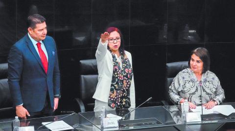 Alejandro Armenta Mier, Leticia Ram�rez y Antares Guadalupe V�zquez previo al inicio de la comparecencia de la secretaria ante la Comisi�n de Educaci�n.