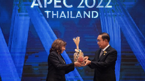 La vicepresidenta estadounidense, Kamala Harris, y el primer ministro de Tailandia, Prayut Chan-o-cha, sostienen Chalom, una canasta de bambú que simboliza la estafeta, para que Estados Unidos sea el próximo anfitrión de la cumbre de Cooperación Económica Asia-Pacífico (APEC) en 2023.