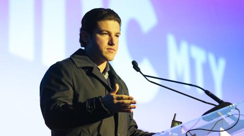 Samuel García durante la presentación de Peak Nuevo León en INCmty 2022.