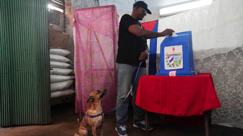 Los ciudadanos cubanos acudieron el domingo 27 de noviembre a elegir por voto directo y secreto a 12,427 delegados (concejales) municipales, en el país de 11 millones de habitantes. Foto: Reuters