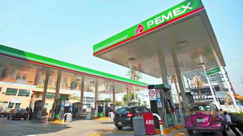 A Pemex gas station is seen in Mexico City November 23, 2012. Spanish oil major Repsol, badly bruised by the nationalisation of its Argentine business, is in talks to patch up frayed ties with state-owned Mexican oil monopoly Pemex. REUTERS/Edgard Garrido (MEXICO - Tags: BUSINESS ENERGY)