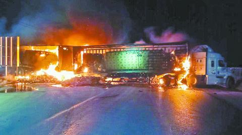 Bloqueo de carreteras y carros incendiados en por lo menos cuatro carreteras estatales se present� la noche de este domingo, lo que provoc� una intensa movilizaci�n de seguridad de los tres ordenes de gobierno. Fuentes informaron que alrededor de las 1