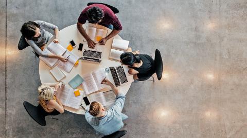 La educación tiene que replantearse forzosamente o seguirá perdiendo fuerza ante los retos que enfrenta. Foto: Shutterstock