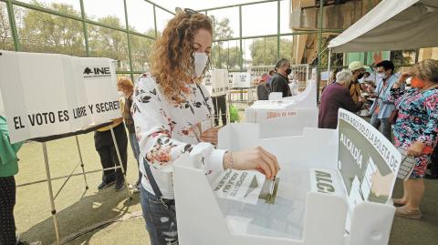 ASPECTOS DE LAS ELECCIONES EN LA CDMX 06 JUNIO 2021 ALCALDIA GUSTAVO A MADERO. CASILLAS GENTE SALIENDO DE VOTAR