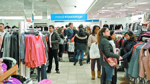 Raleigh,,Nc/united,States-,11/23/2018:,Hordes,Of,Holiday,Shoppers,Examine,Discounted