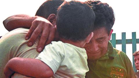 Presos del reclusorio norte varonil, fueron liberados anticipadamente, a la salida la mayor�a fueron recibidos  por sus familiares. FOTO: Mois�s Pablo/CUARTOSCURO.COM