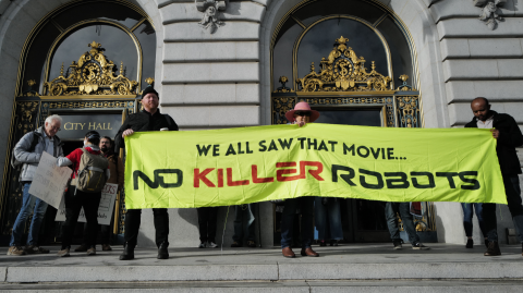 Activistas contrarios a los robots armados se manifestaron ante el ayuntamiento de San Francisco el 5 de diciembre de 2022 para expresar su rechazo a este uso de la tecnología.