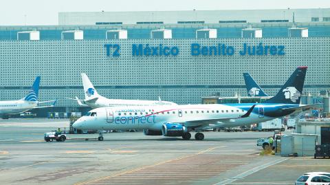 M√aXICO D.F., 08MARZO2012.- Aviones de Aeromexico realizan maniobras en la Terminal 2 del Aeropuerto Internacional de la Ciudad de M√©xico.FOTO: RODOLFO ANGULO /CUARTOSCURO.COM