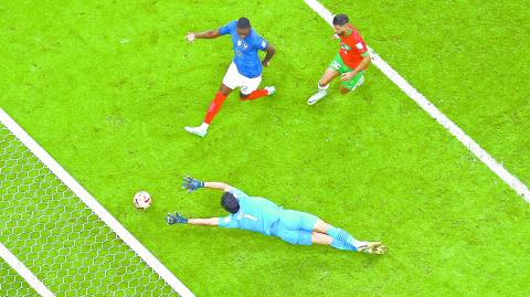 Soccer Football - FIFA World Cup Qatar 2022 - Semi Final - France v Morocco - Al Bayt Stadium, Al Khor, Qatar - December 14, 2022France's Randal Kolo Muani scores their second goal past Morocco's Yassine Bounou REUTERS/Fabrizio Bensch     TPX IMAGES OF THE DAY