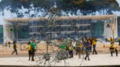 Simpatizantes del expresidente brasileño Jair Bolsonaro se enfrentan a las fuerzas de seguridad en las inmediaciones de la plaza de los Tres Poderes de Brasilia. Foto: Reuters