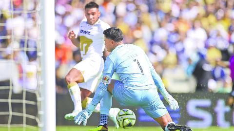 Alfredo Talavera (FC  Ju�rez) nada puede hacer ante el disparo de Eduardo Salvio (Pumas), con este gol los universitarios empataban el encuentro 1-1.