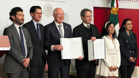 El embajador de Estados Unidos en México, Ken Salazar, quien se unió al embajador de México, Esteban Moctezuma Barragán, para firmar el memorando en la Secretaría de Relaciones Exteriores en Ciudad de México. Foto: Cortesía SRE