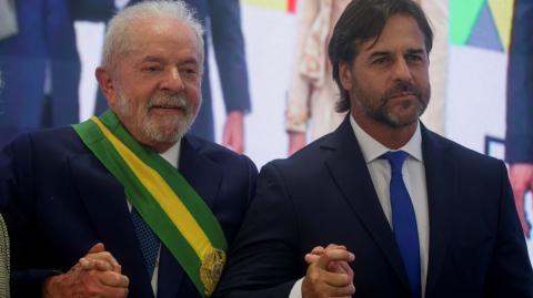 El presidente brasileño Luiz Inácio Lula da Silva posa con el presidente Luis Lacalle Pou después de recibir la banda presidencial en Brasilia, el 1 de enero de 2023. Foto: Reuters.