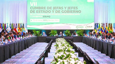 Los jefes de Gobierno y representantes de los 33 miembros que componen a la CELAC firmaron este martes la Declaración de Buenos Aires