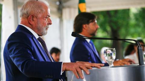 El presidente de Uruguay, Luis Lacalle Pou, y el presidente de Brasil, Luiz Inacio Lula da Silva, asisten a una conferencia de prensa en Montevideo este miércoles. Foto: Reuters.