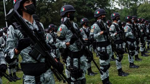 NAUCALPAN, ESTADO DE MÉXICO, 16AGOSTO2022.- Luis Rodríguez Bucio, comandante de la Guardia Nacional, en compañía del subsecretario de Seguridad Pública Ricardo Mejía Berdeja encabezaron el pase de revista y la presentación del cuerpo de Fuerza Especial de Reacción e Intervención (FERI) de la Guardia Nacional en las inmediaciones del Campo Militar No-1. Entre las actividades en que participará el personas son: Apoyo a las autoridades ministeriales para el cumplimiento de órdenes de detención y tecnicas de investigación; Operaciones de reacción inmediata en zona urbanas; Traslados de alta peligrosidad; Operaciones de alto impacto contra la delincuencia organizada, así como Seguridad en eventos especiales, reuniones de alto nivel, eventos diplomáticos, deportivos y culturales de carácter nacional, por mencionar algunos. FOTO: GALO CAÑAS/CUARTOSCURO.COM