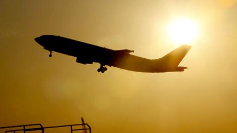 A Japan Airlines' aircraft takes off at Haneda international airport in Tokyo October 19, 2009. Creditors of Japan Airlines Corp have rejected the struggling carrier's restructuring plan and are pushing for a cut in debt waivers and details of the use of state funds, a source familiar with the matter said.   REUTERS/Issei Kato (JAPAN TRANSPORT BUSINESS EMPLOYMENT)