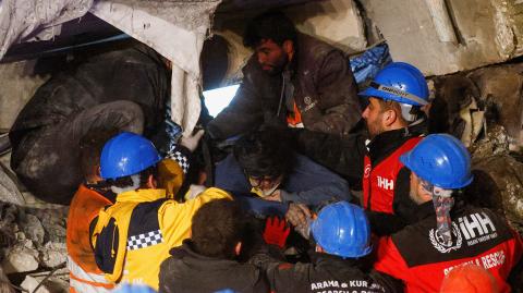 El sismo de magnitud 7,8 del lunes, seguido horas después por otro casi igual de potente, derribó miles de edificios, entre ellos hospitales, escuelas y bloques de apartamentos. Foto: Reuters