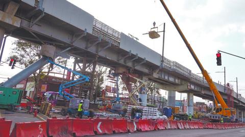 CIUDAD DE M…XICO, 26ENERO2023.- Trabajadores de obra contin˙an soldando y reforzando la nueva trabe de la estaciÛn del metro Olivos de la LÌnea 12, la cual sufriÛ un choque de trenes el pasado 3 de mayo del 2021.FOTO: GRACIELA L”PEZ /CUARTOSCURO.COM