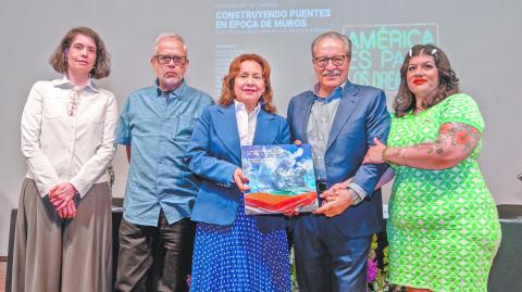 El autor, Cástulo de la Rocha, en compañía de Lucina Jiménez, directora del INBAL, presentó el libro en Bellas Artes. Foto EE: Cortesía