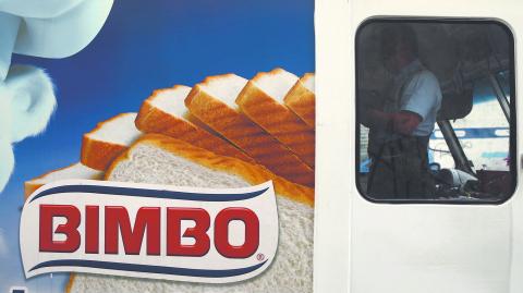 FILE PHOTO: Advertising of Mexican breadmaker Grupo Bimbo is seen on a truck in Mexico City, Mexico March 24, 2015. REUTERS/Edgard Garrido/File Photo-NARCH/NARCH30