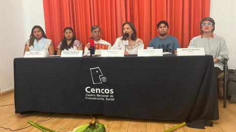 Flor y Niki, radialistas de Radio Tosepan; Fausto Sandoval, autoridad indígena de San Andrés Chicahuaxtla, Oaxaca; Blanca Cruz, moderadora de la rueda de prensa; Carlos Mata, representante de la radio Estéreo Lluvia, y Karla Prudencio Ruiz, abogada de la organización Redes A.C. Foto: JSG