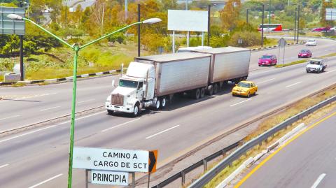 ASPECTOS DE VEHICULOS Y TRANSPORTE DE CARGA EN LA CARRETERA 57, LA MAS TRANSITADA Y PELIGROSA DEL PAIS