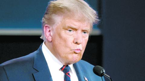 Trump dijo, sin aportar pruebas, que "filtraciones ilegales" de la oficina del fiscal indicaron que será arrestado. No dijo cuáles serían los cargos.