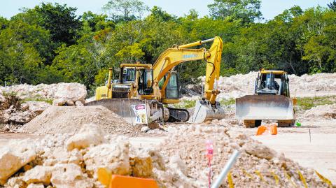 CANC⁄N, QUINTANA ROO, 11OCTUBRE2022.- Empleados de la obra del Tren Maya en la entidad contin˙an levantando estructuras de lo que ser· una de las estaciones, justo detr·s del Aeropuerto Internacional de Canc˙n. El banderazo de inicio de obra del tramo 5, se llevÛ a cabo en marzo de 2021, siendo apenas este aÒo cu·ndo se iniciÛ con el desmonte y posterior levantamiento de andamios.Se espera que la mega obra sea puesta en operaciÛn en 2024 a antes que culmine el mandato del presidente AndrÈs Manuel LÛpez Obrador. FOTO: ELIZABETH RUIZ/CUARTOSCURO.COM