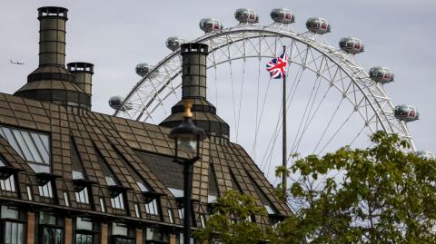 La inflación británica de los precios al consumo subió inesperadamente a 10.4%