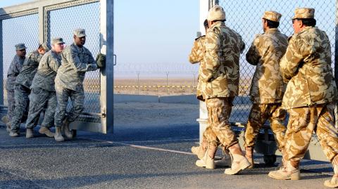 Tropas estadounidenses y kuwaitíes cierran la frontera entre Kuwait e Irak tras el paso de los últimos convoyes militares el 18 de diciembre de 2011, poniendo fin a la Operación Nuevo Amanecer, sucesora de la Operación Libertad Iraquí iniciada en marzo de 2003. Foto: Wikimedia Commons