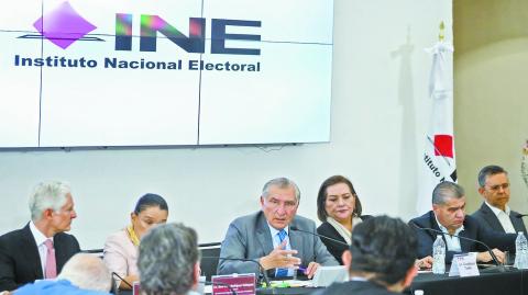 Ad�n Augusto L�pez, secretario de Gobernaci�n, y Guadalupe Taddei, consejera presidenta, durante la reuni�n en el INE para brindar seguridad al proceso electoral en el Estado de M�xico y Coahuila.