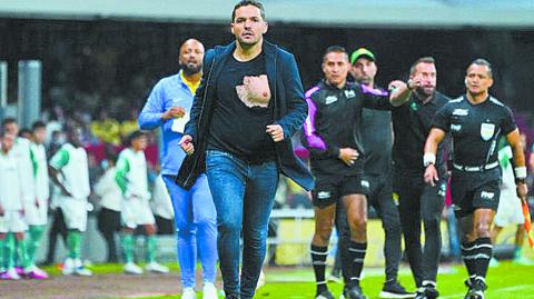 Liga MX: múltiples gritos homofóbicos, un árbitro dando un rodillazo y, ahora, hasta entrenadores con playeras rotas