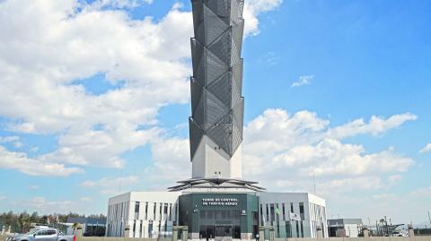 CIUDAD DE M…XICO, 31ENERO2022.-  Desde el primer dÌa de 2022, la torre de control del  Aeropuerto Internacional de Felipe ¡ngeles (AIFA)  iniciÛ sus pruebas de operaciÛn con 16 controladores de cabina divididos en turnos supervisados por 3 personas una de ellas ¡ngel Vidal Castro. A menos de un mes de su apertura oficial, la terminal aÈrea de Santa LucÌa iniciÛ con las pruebas operacionales de su torre de control.De igual forma, la Sedena indicÛ que todos los sistemas de la torre ya fueron certificados por la OrganizaciÛn de AviaciÛn Internacional y la Agencia Federal de AviaciÛn (AFA). La torre de control de Santa LucÌa contar· con un sistema de aproximaciÛn que permitir· despegues y aterrizajes simult·neos en todas sus pistas. El aeropuerto contar· con tres pistas principales. FOTO: ANDREA MURCIA /CUARTOSCURO.COM