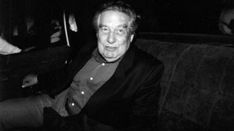 Octavio Paz llega al aeropuesto de Ciudad de México en octubre de 1990. Gobierno CDMX