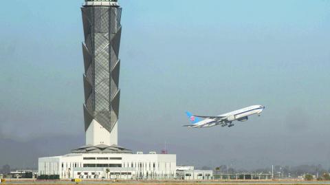 Un vuelo de carga chino despega desde una de las pistas del Aeropuerto Internacional Felipe �ngeles.