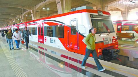 MÉXICO, D.F., 01JUNIO2008.- En punto de las 07:00 a.m. arrancaron las operaciones comerciales del Tren Suburbano que corre de la estación de Buenavista a Lechería en el Estado de Mexico, aún con poca afluencia los pasajeros tuvieron que paga una tarifa de 5.50 si es distancia corta y de 12.50 si es distancia larga. FOTO: MOISÉS PABLO/CUARTOSCURO.COM