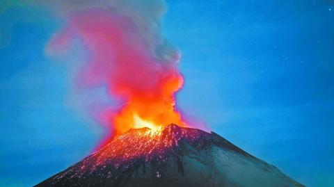 El volcán Popocatépetl ha registrado en las últimas horas un total de cinco exhalaciones, 1,389 minutos de temblores, dos explosiones moderadas y otra actividad sísmica. Foto: AFP