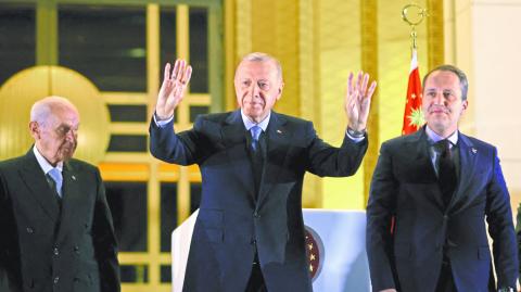 Erdogan se dirigió a sus seguidores desde el Palacio Presidencial en Ankara tras ganar el balotaje. Foto: Reuters